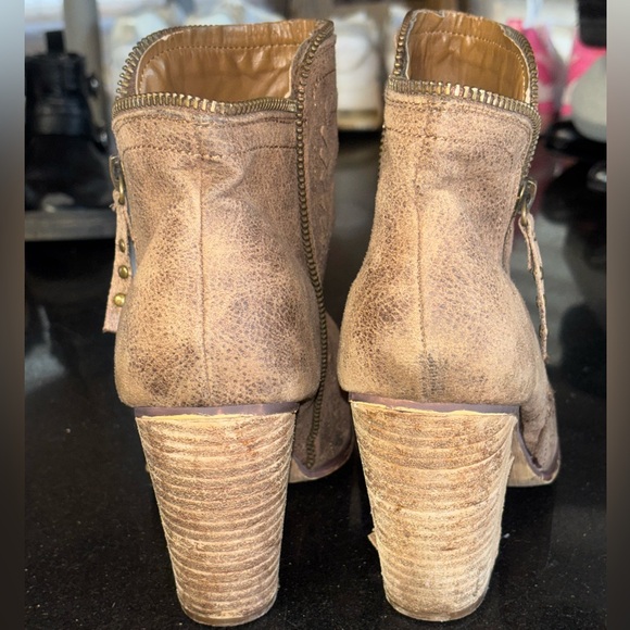 Daisy Fuentes distressed brown faux leather ankle booties - Picture 2 of 11